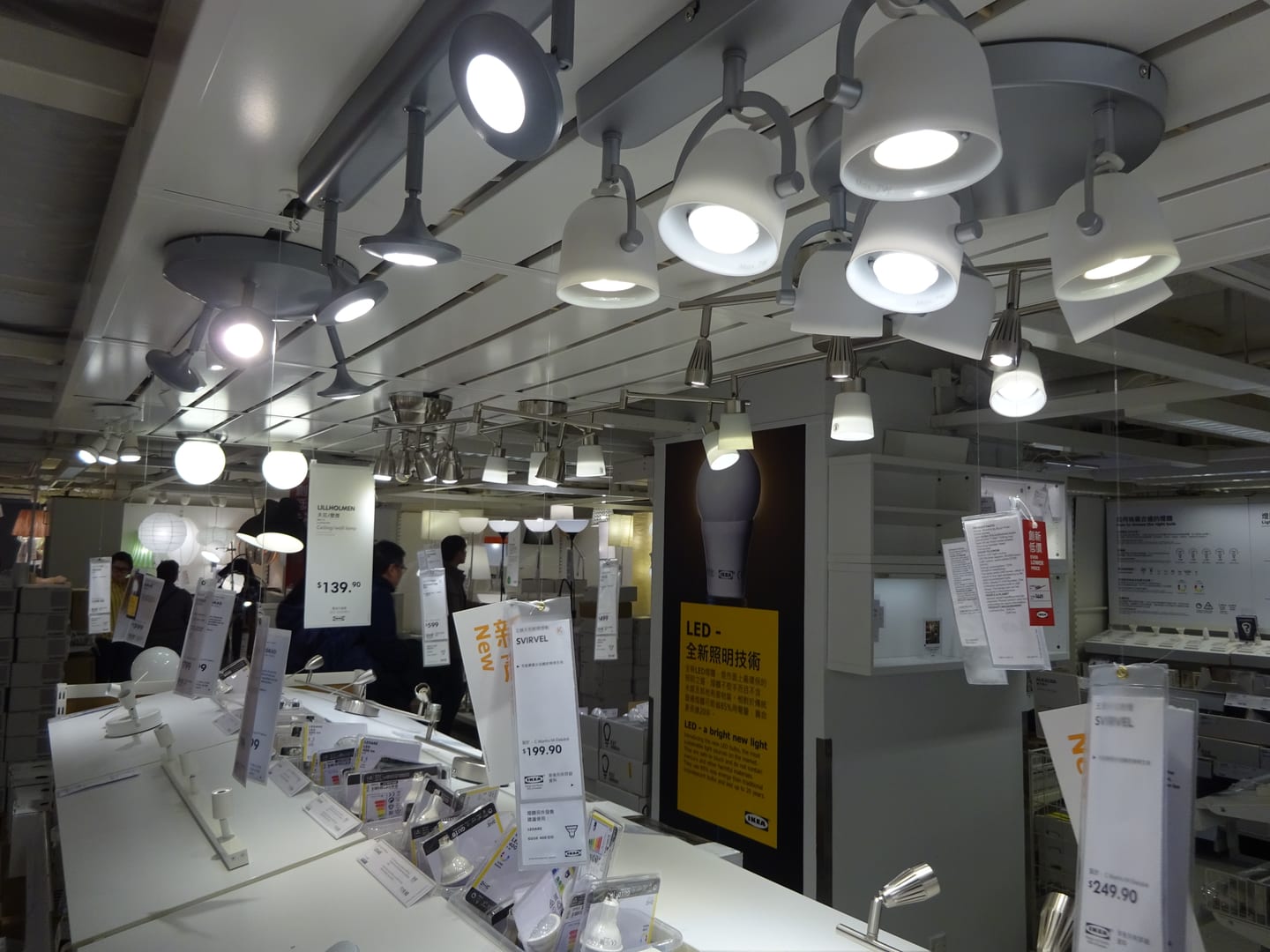 照明展厅内陈列的多款吊灯，行业资料图